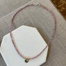 Load image into Gallery viewer, Delicate semi precious necklace with Hammered disc
