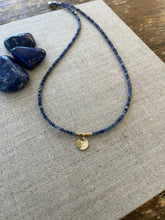Load image into Gallery viewer, Delicate semi precious necklace with Hammered disc
