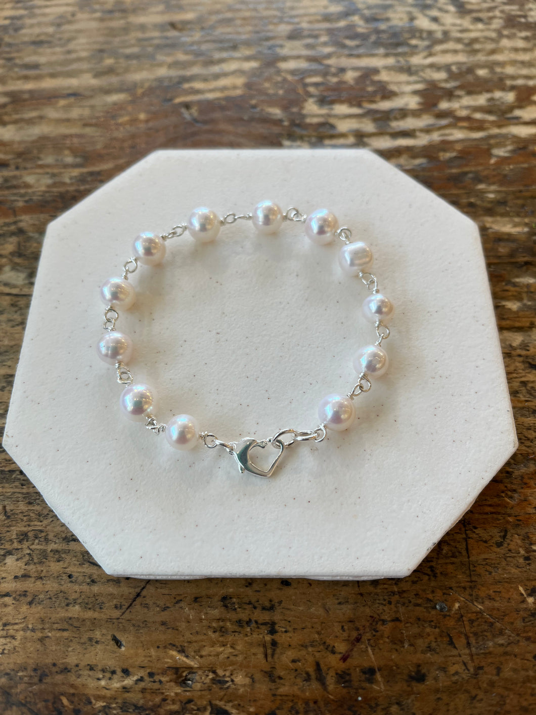 Wrapped white pearl bracelet 8 mm