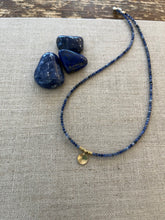 Load image into Gallery viewer, Delicate semi precious necklace with Hammered disc
