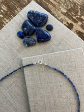 Load image into Gallery viewer, Delicate semi precious necklace with Hammered disc
