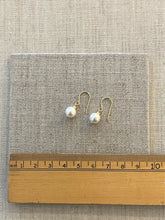 Load image into Gallery viewer, Pearl drop earring
