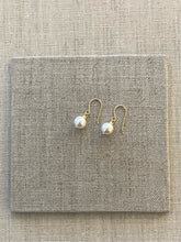 Load image into Gallery viewer, Pearl drop earring
