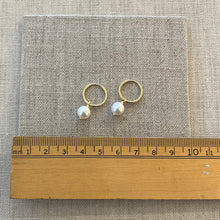 Load image into Gallery viewer, Round pearl on sleeper hoops
